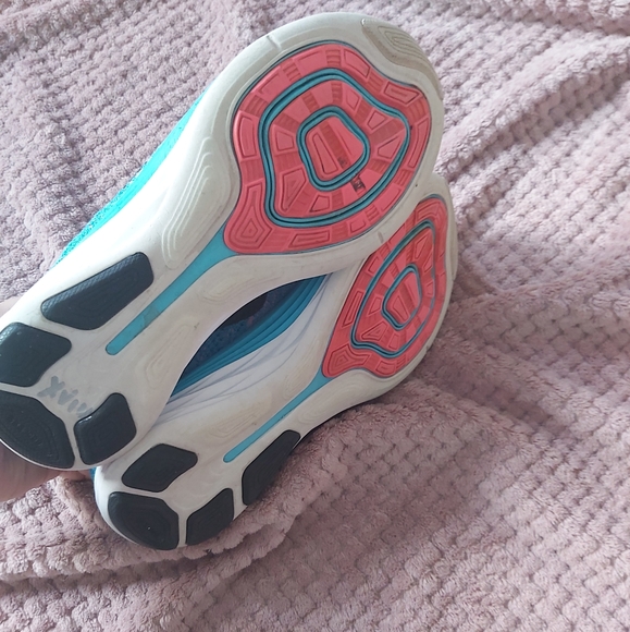 Ladies 7.5 Nikes - Picture 3 of 3